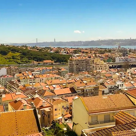 Ideally Located With Perfect Views Kwatera prywatna Algés