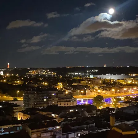 Ideally Located With Perfect Views Algés