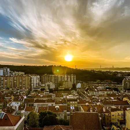 Ideally Located With Perfect Views * Algés