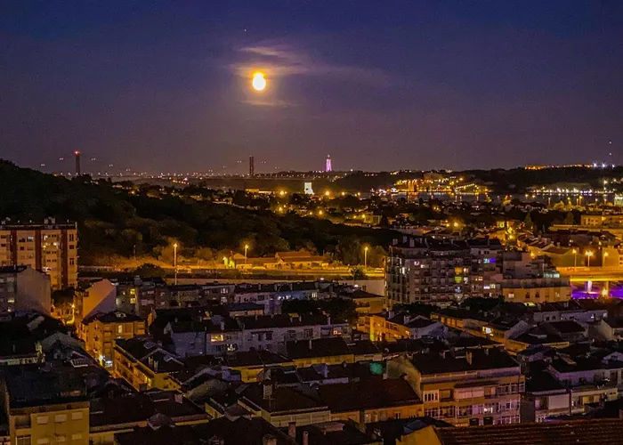 Ideally Located With Perfect Views אלז'ש